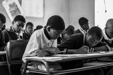 Tanımlanamayan Swazi çocukları 29 Temmuz 2008 'de Svaziland' daki Domuzlar Tepesi 'ndeki Nasıralı Misyon Okulu' nda.