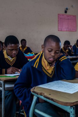 Tanımlanamayan Swazi çocukları 29 Temmuz 2008 'de Svaziland' daki Domuzlar Tepesi 'ndeki Nasıralı Misyon Okulu' nda.