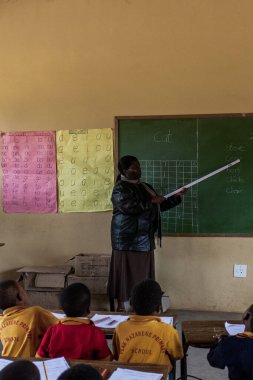 Tanımlanamayan Swazi çocukları 29 Temmuz 2008 'de Svaziland' daki Domuzlar Tepesi 'ndeki Nasıralı Misyon Okulu' nda