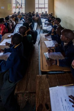 Tanımlanamayan Swazi çocukları 29 Temmuz 2008 'de Svaziland' daki Domuzlar Tepesi 'ndeki Nasıralı Misyon Okulu' nda.