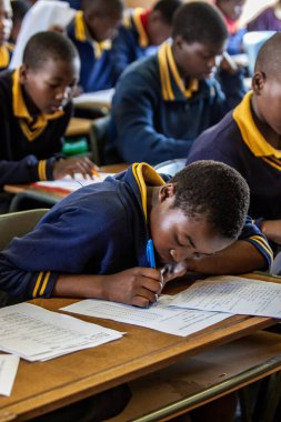 Tanımlanamayan Swazi çocukları 29 Temmuz 2008 'de Svaziland' daki Domuzlar Tepesi 'ndeki Nasıralı Misyon Okulu' nda.