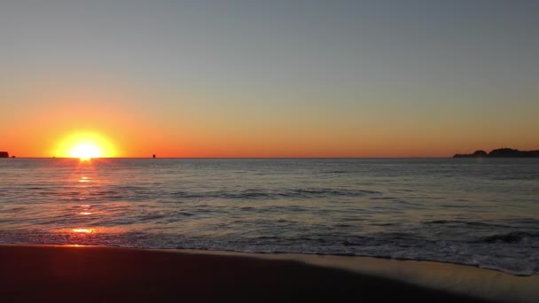 Splendido Tramonto Colorato Sulle Onde Del Mare Spruzzi — Video Stock