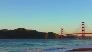 Golden Gate Köprüsü Baker Sahili 'nden gün batımında, San Francisco, Kaliforniya, ABD