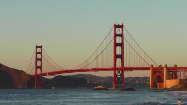 Golden Gate Köprüsü Baker Sahili 'nden gün batımında, San Francisco, Kaliforniya, ABD.