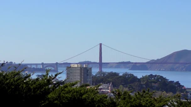 2018年10月左右从加利福尼亚旧金山的Telegraph Hill看到的金门大桥 — 图库视频影像