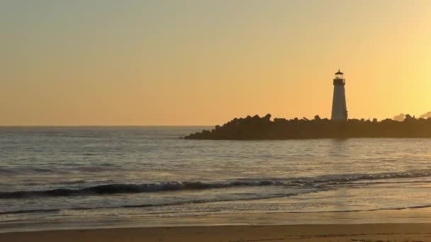 日落时的圣克鲁斯防波堤 Santa Cruz Breakwater 又名沃尔顿 位于美国加利福尼亚州圣克鲁斯的双湖海滩 — 图库视频影像