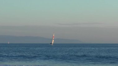 Günbatımında Twin Lakes Beach 'ten denize açılan yatlar, Santa Cruz, Kaliforniya, ABD, 2018