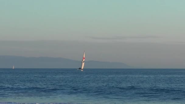 Plachetní Jachty Jak Vidět Twin Lakes Beach Při Západu Slunce — Stock video