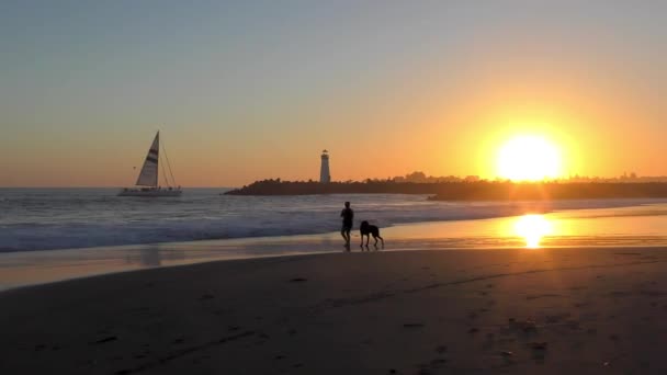 Unbekannte Twin Lakes Beach Hafen Von Santa Cruz Bei Sonnenuntergang — Stockvideo