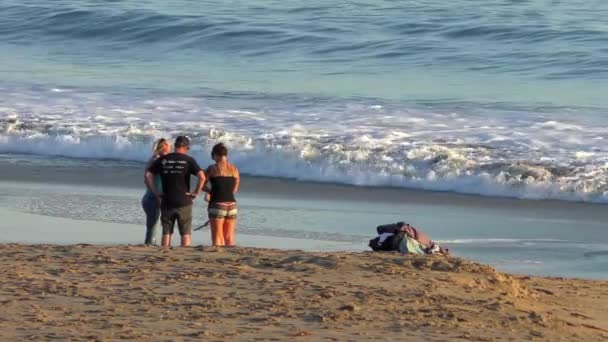 Неизвестные Люди Пляже Твин Лейкс Гавани Санта Крус Закате Севере — стоковое видео