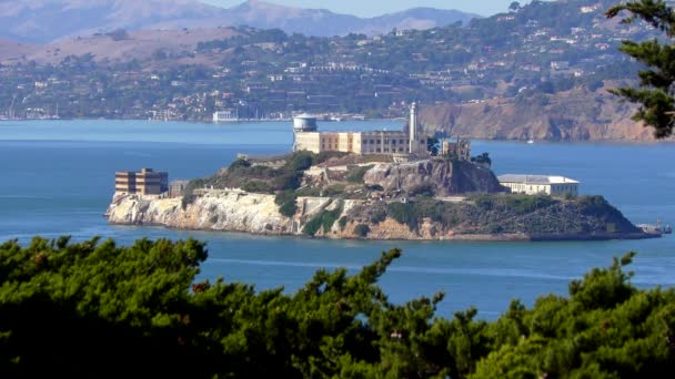 米国カリフォルニア州サンフランシスコのテレグラフ ヒルから見られるアルカトラズ島 2018 — ストック動画