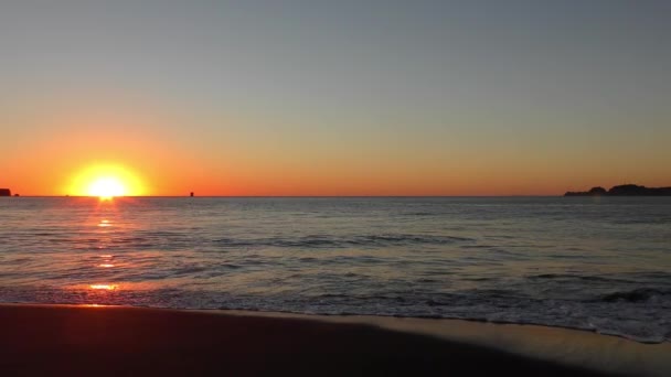 Wspaniały Kolorowy Zachód Słońca Nad Rozbryzganymi Falami Morskimi — Wideo stockowe