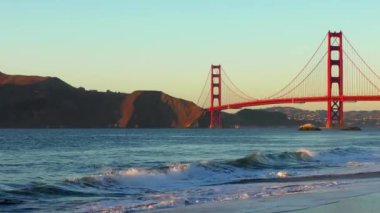 Golden Gate Köprüsü Baker Sahili 'nden gün batımında, San Francisco, Kaliforniya, ABD.