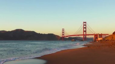 Golden Gate Köprüsü Baker Sahili 'nden gün batımında, San Francisco, Kaliforniya, ABD.