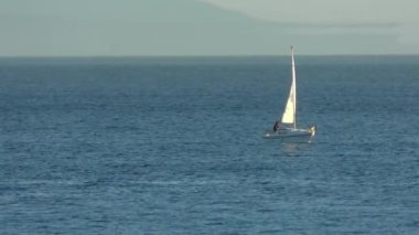 Günbatımında Twin Lakes Beach 'ten denize açılan yatlar, Santa Cruz, Kaliforniya, ABD, 2018