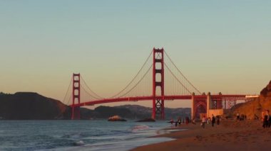 Golden Gate Köprüsü Baker Sahili 'nden gün batımında, San Francisco, Kaliforniya, ABD.
