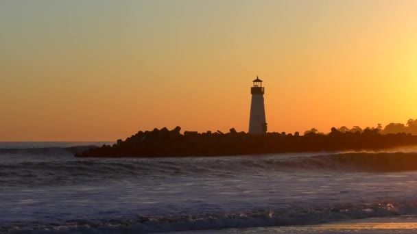 Der Santa Cruz Breakwater Alias Walton Leuchtturm Bei Sonnenuntergang Vom — Stockvideo