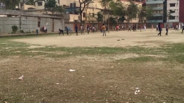 Unbekannte Kinder Und Jugendliche Auf Dem Spielplatz Shyamoli Viertel Von — Stockvideo