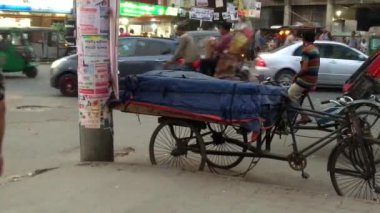 Bangladeş 'in başkenti Dhaka' nın Adabor ilçesindeki Halka Yolu 'nda kimliği belirsiz kişiler ve sokak trafiği Şubat 2019 dolaylarında gerçekleşti.