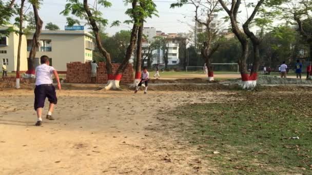 Jóvenes Estudiantes Jugando Cricket Dhaka Residential Model College Mohammadpur Dhaka — Vídeos de Stock