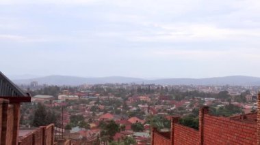 Ruanda 'nın başkenti Kigali' nin Doğu Afrika 'daki Nyanza Dağı' ndan görünüşü, yaklaşık Mart 2019.