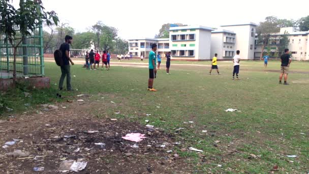 Молоді Студенти Грають Крикет Коледжі Житлової Моделі Дакки Мохаммадпурі Дакка — стокове відео