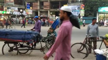 Bangladeş 'in başkenti Dhaka' nın Adabor ilçesindeki Halka Yolu 'nda kimliği belirsiz kişiler ve sokak trafiği Şubat 2019 dolaylarında gerçekleşti.