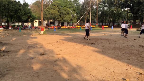 2019年2月左右 在孟加拉国首都达卡Mohammadpur达卡住宿示范学院打板球的年轻学生 — 图库视频影像