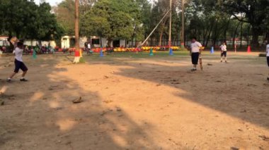 Bangladeş 'in başkenti Dhaka' daki Dhaka Residential Model College 'da kriket oynayan genç öğrenciler, takriben Şubat 2019