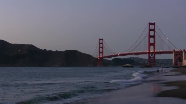 在日落时从贝克海滩看到的金门大桥 美国加利福尼亚州旧金山 — 图库视频影像