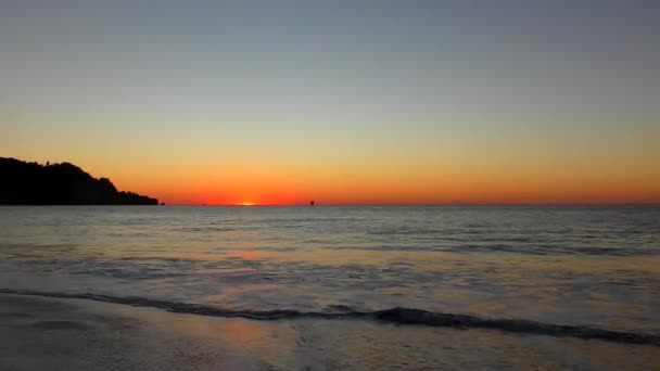 Splendido Tramonto Colorato Sulle Onde Del Mare Spruzzi — Video Stock