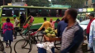 Bangladeş 'in başkenti Dhaka' nın Adabor ilçesindeki Halka Yolu 'nda kimliği belirsiz kişiler ve sokak trafiği Şubat 2019 dolaylarında gerçekleşti.