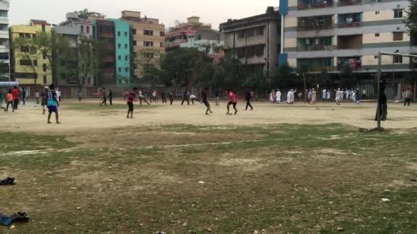 Неизвестные Дети Молодежь Детской Площадке Районе Шьямоли Столицы Бангладеш Дакки — стоковое видео