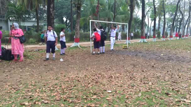 Jóvenes Estudiantes Jugando Cricket Dhaka Residential Model College Mohammadpur Dhaka — Vídeo de stock