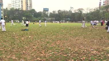 Bangladeş 'in başkenti Dhaka' daki Dhaka Residential Model College 'da kriket oynayan genç öğrenciler, takriben Şubat 2019