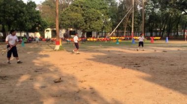 Bangladeş 'in başkenti Dhaka' daki Dhaka Residential Model College 'da kriket oynayan genç öğrenciler, takriben Şubat 2019