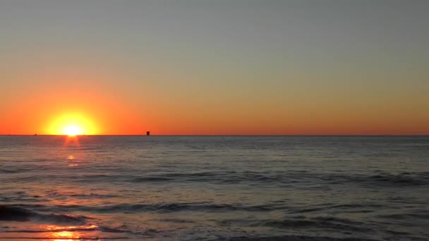 Чудова Обстановка Сонця Над Розмитими Морськими Хвилями — стокове відео