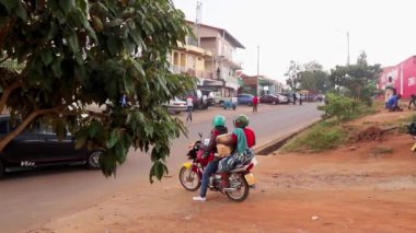 Mart 2019 'da Kigali, Ruanda' daki Ziniya Pazarı 'nda trafik vardı.