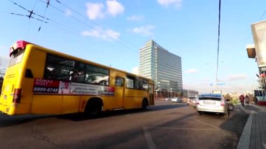 Moğolistan 'ın başkenti Ulaanbaatar' da sokak trafiği, yaklaşık Mart 2019