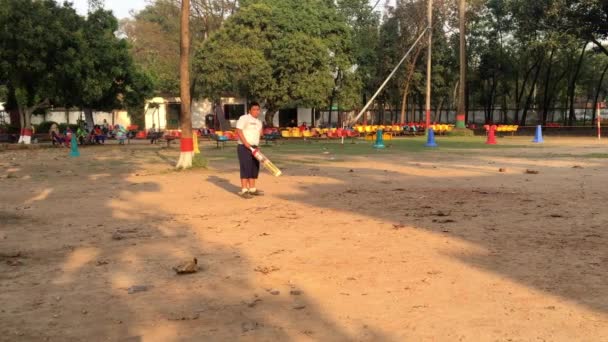 Fiatal Diákok Kriketteznek Dhaka Lakómodell Főiskolán Mohammadpurban Dhakában Banglades Fővárosában — Stock videók