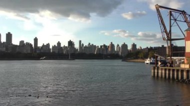 Manhattan 'ın Yukarı Doğu Yakası, Astoria, Queens yakınlarındaki Socrates Heykel Parkı' ndan görüldüğü gibi, New York City, 2018