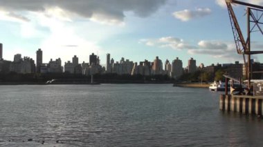 Manhattan 'ın Yukarı Doğu Yakası, Astoria, Queens yakınlarındaki Socrates Heykel Parkı' ndan görüldüğü gibi, New York City, 2018