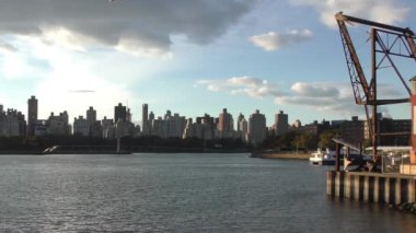Manhattan 'ın Yukarı Doğu Yakası, Astoria, Queens yakınlarındaki Socrates Heykel Parkı' ndan görüldüğü gibi, New York City, 2018