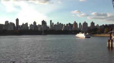 Manhattan 'ın Yukarı Doğu Yakası, Astoria, Queens yakınlarındaki Socrates Heykel Parkı' ndan görüldüğü gibi, New York City, 2018