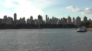 Manhattan 'ın Yukarı Doğu Yakası, Astoria, Queens yakınlarındaki Socrates Heykel Parkı' ndan görüldüğü gibi, New York City, 2018