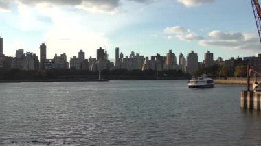 Manhattan 'ın Yukarı Doğu Yakası, Astoria, Queens yakınlarındaki Socrates Heykel Parkı' ndan görüldüğü gibi, New York City, 2018