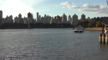 Manhattan 'ın Yukarı Doğu Yakası, Astoria, Queens yakınlarındaki Socrates Heykel Parkı' ndan görüldüğü gibi, New York City, 2018
