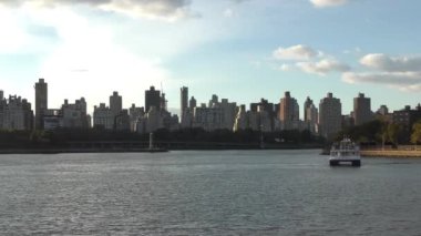 Manhattan 'ın Yukarı Doğu Yakası, Astoria, Queens yakınlarındaki Socrates Heykel Parkı' ndan görüldüğü gibi, New York City, 2018