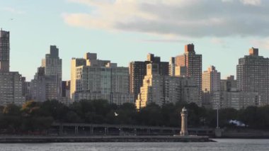 Manhattan 'ın Yukarı Doğu Yakası, Astoria, Queens yakınlarındaki Socrates Heykel Parkı' ndan görüldüğü gibi, New York City, 2018