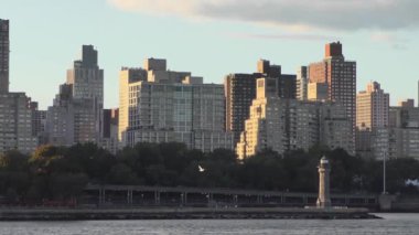 Manhattan 'ın Yukarı Doğu Yakası, Astoria, Queens yakınlarındaki Socrates Heykel Parkı' ndan görüldüğü gibi, New York City, 2018